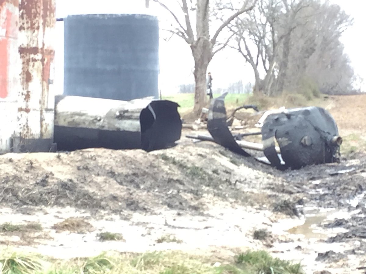chrisleefish's tweet photo. SW Indiana 3.1.17 tornado impact on Ft Branch area #tornado #farmdamage #storm @VanderburghNRCS https://t.co/iCMpxiRvTZ
