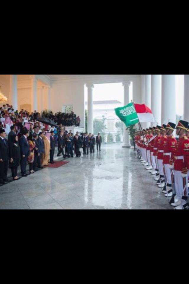 1985fgj's tweet photo. كفو يا الشعب اندومي ...
هاكذا يستقبل خادم الحريمين الشريفين 
حفظك الله من كل مكروه يا مليكنا  الغالي ...#اندونيسيا https://t.co/jtCC7NNUwN