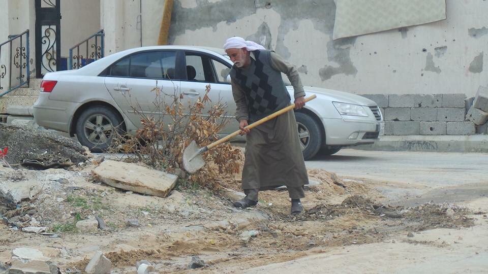agly1988's tweet photo. لا يأس مع الحياة ولاحياة مع اليأس 

رجل مُسن يسعى جاهداً إرجاع الحياة لمدينته #سرت #ليبيا https://t.co/N43HD4dlCB