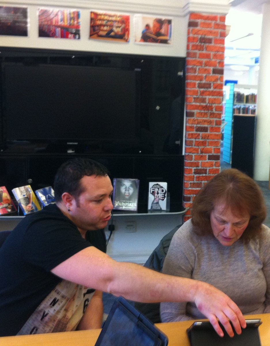 CFirst_Barry's tweet image. Here’s our Digital Champion volunteer helping at Monday's Digital Drop In. #DigitalInclusionWeek