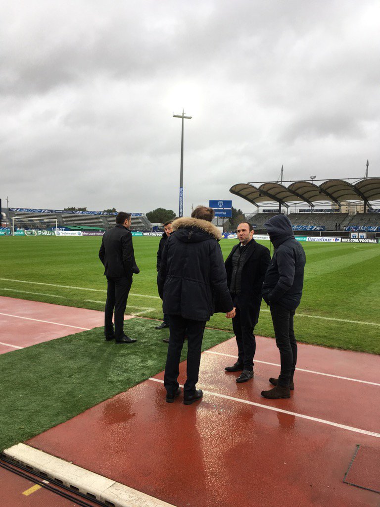 LigueFootballNA's tweet photo. #CNFCPSG Reconnaissance de la pelouse pour Karim #Fradin et Joël #Coué https://t.co/sX8B8rXrrr