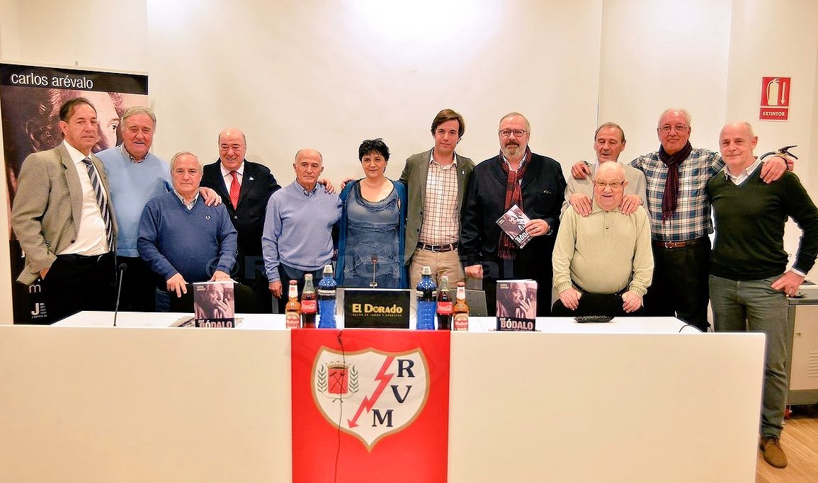 arevalocarlos's tweet photo. Emotiva presentación de mi biografía de #JoséBódalo junto a míticos futbolistas del #RayoVallecano que lo conocieron como #Potele y #Felines https://t.co/qs02fjarmt