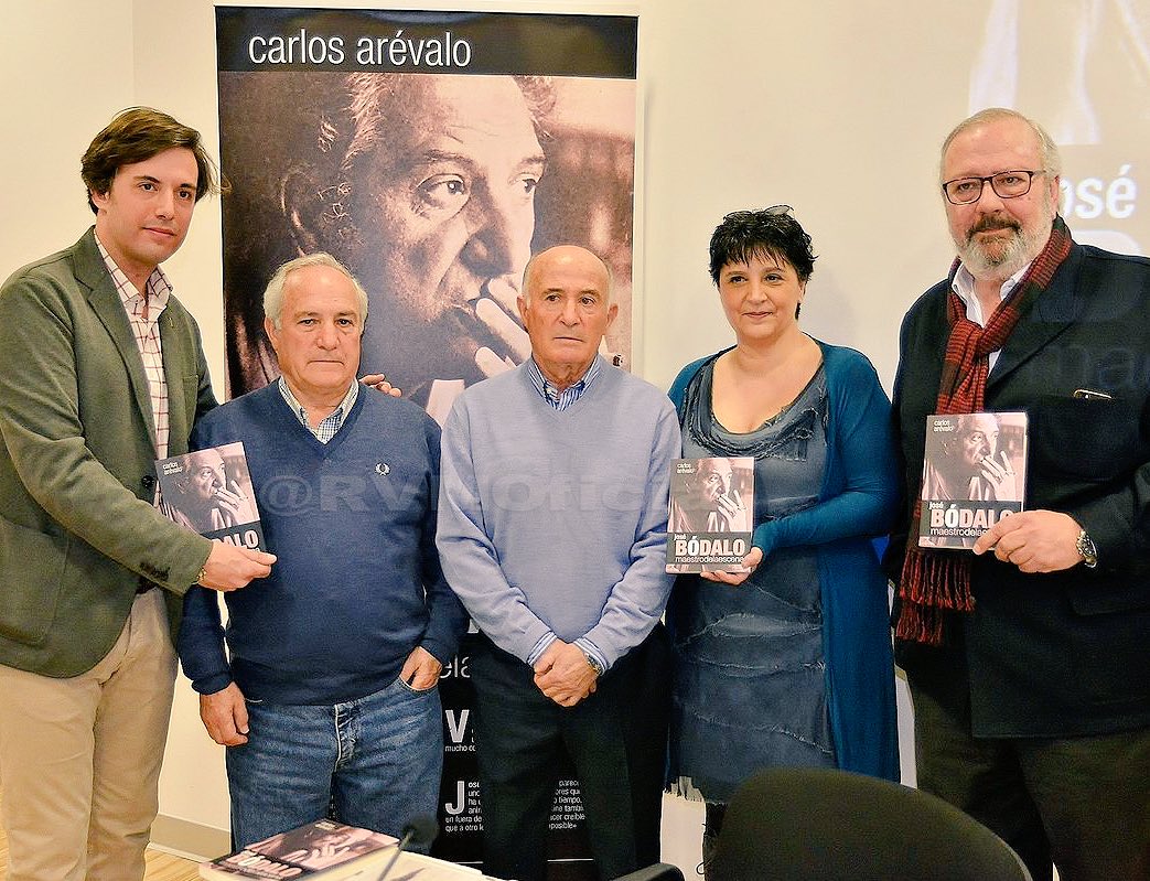 arevalocarlos's tweet photo. Emotiva presentación de mi biografía de #JoséBódalo junto a míticos futbolistas del #RayoVallecano que lo conocieron como #Potele y #Felines https://t.co/qs02fjarmt