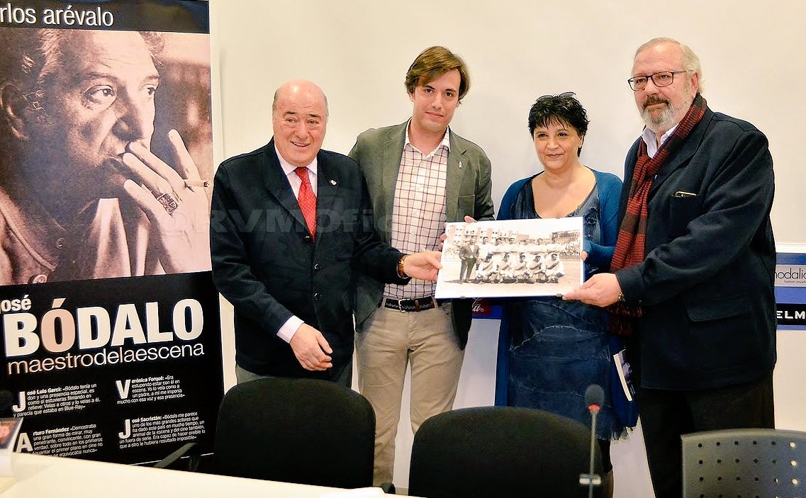 arevalocarlos's tweet photo. Emotiva presentación de mi biografía de #JoséBódalo junto a míticos futbolistas del #RayoVallecano que lo conocieron como #Potele y #Felines https://t.co/qs02fjarmt