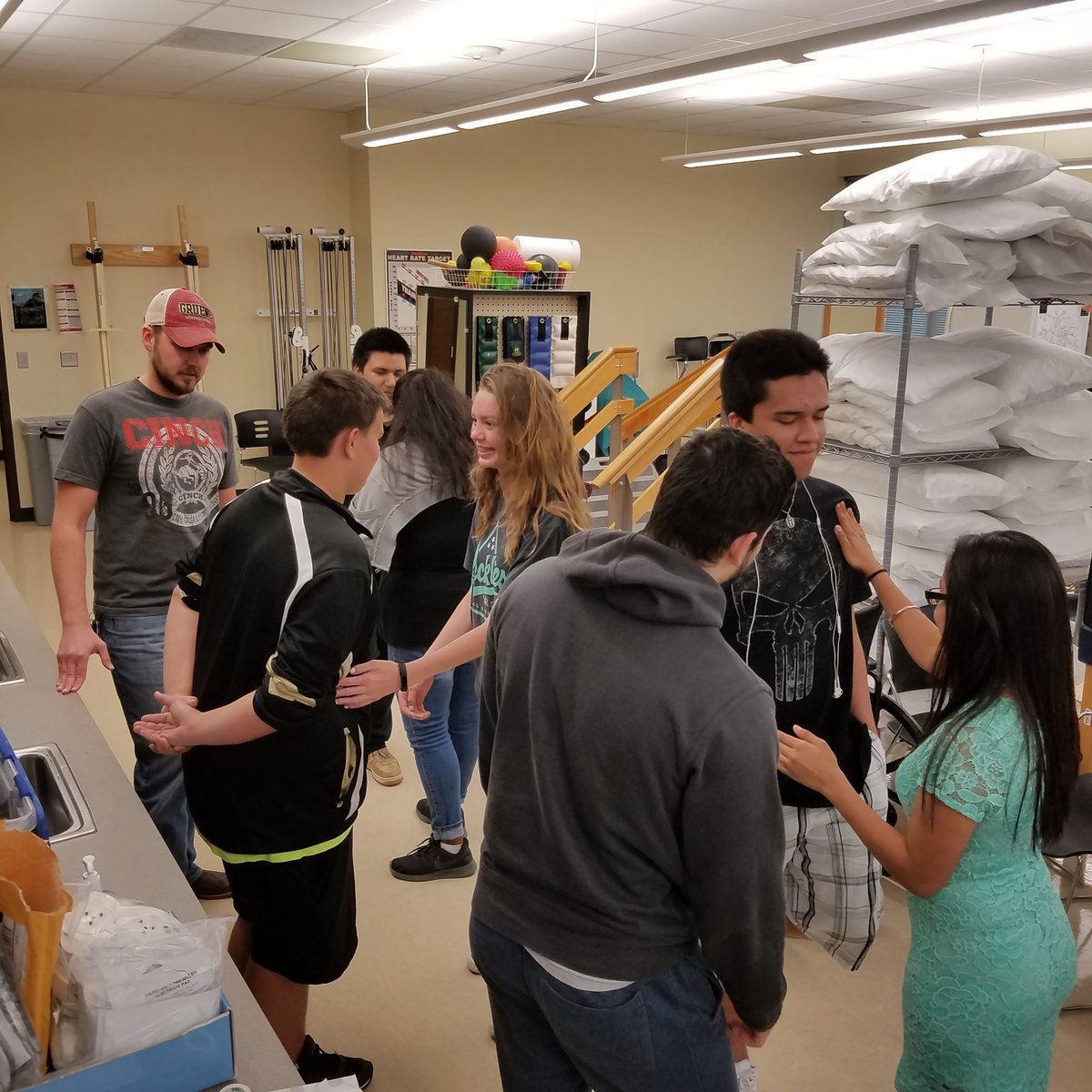 iLive2teach's tweet photo. @ConroeHS9 learning about physical therapy at Lone Star College! https://t.co/PHTl7uSAeC