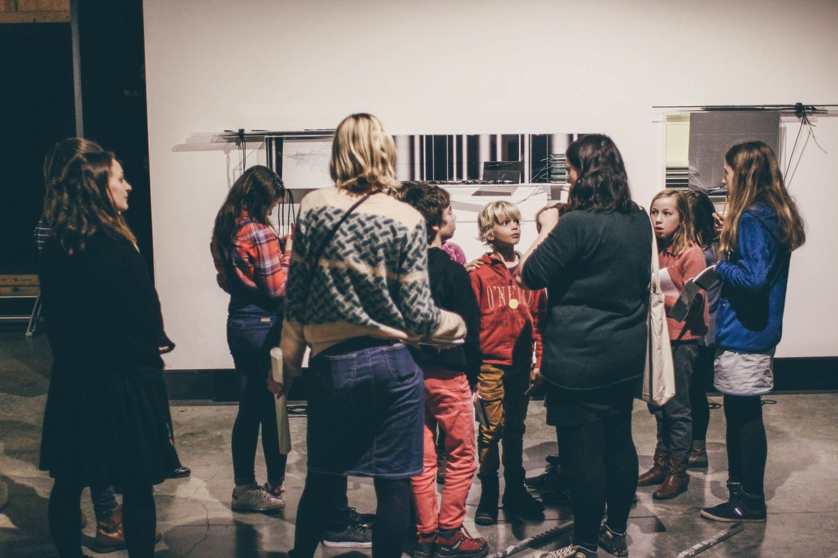 Na een rondleiding door de expo gaat deze bende 3 dagen lang Toveren met Woorden, een workshop met Tine Hens &amp; <a href="/Artforumvzw/">Artforum</a> #artefact17