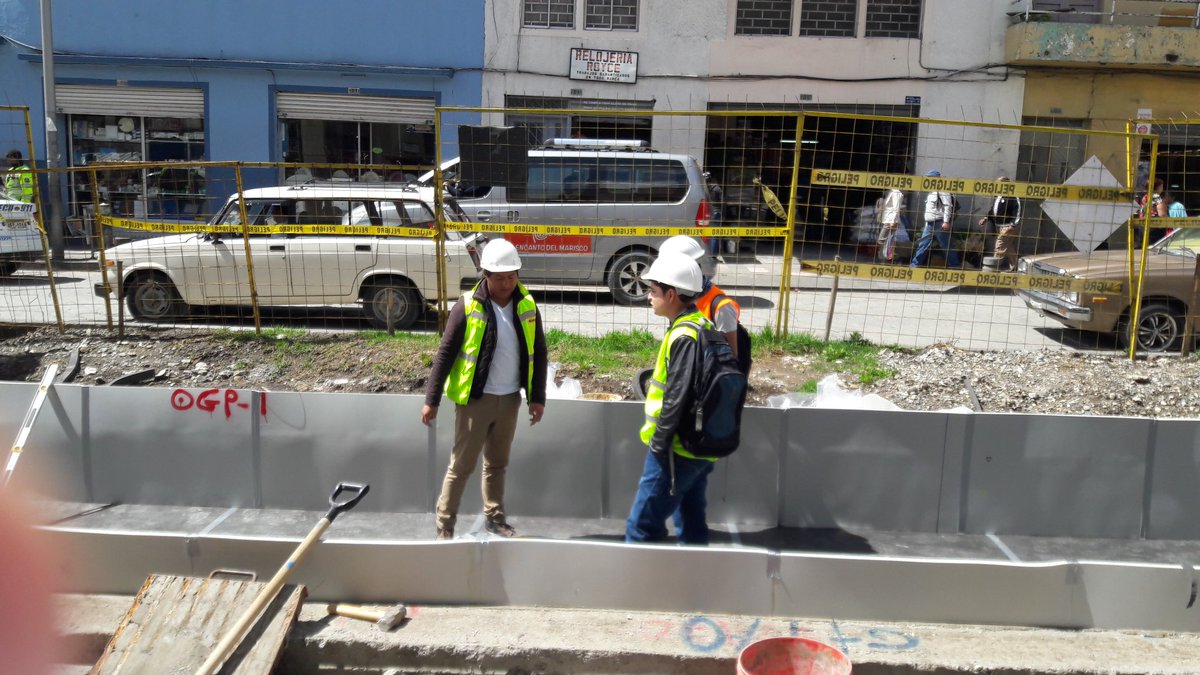 Tranvia_Cuenca's tweet photo. En la Gaspar Sangurima entre Tomás Ordóñez y Mariano  Cueva  el consorcio CITA coloca la manta antivibratoria. https://t.co/0dEoY42FGY