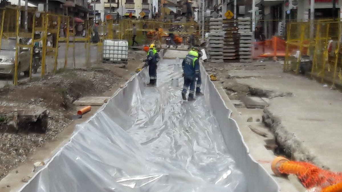 Tranvia_Cuenca's tweet photo. En la Gaspar Sangurima entre Tomás Ordóñez y Mariano  Cueva  el consorcio CITA coloca la manta antivibratoria. https://t.co/0dEoY42FGY