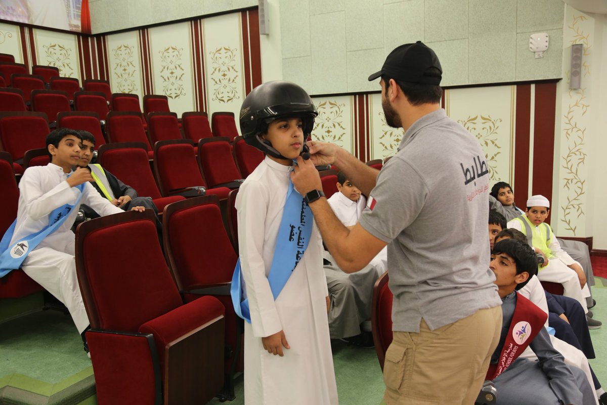batabitqtr's tweet photo. تدريب عملي للطلاب من قبل المركز علي كيفية ارتداء الخوذة.
#Batabit #Qatar #Doha #qatari
 #قطر #الدوحة #دبي #الامارات #السعودية #عمان #البحرين https://t.co/Z2gCUr38xh