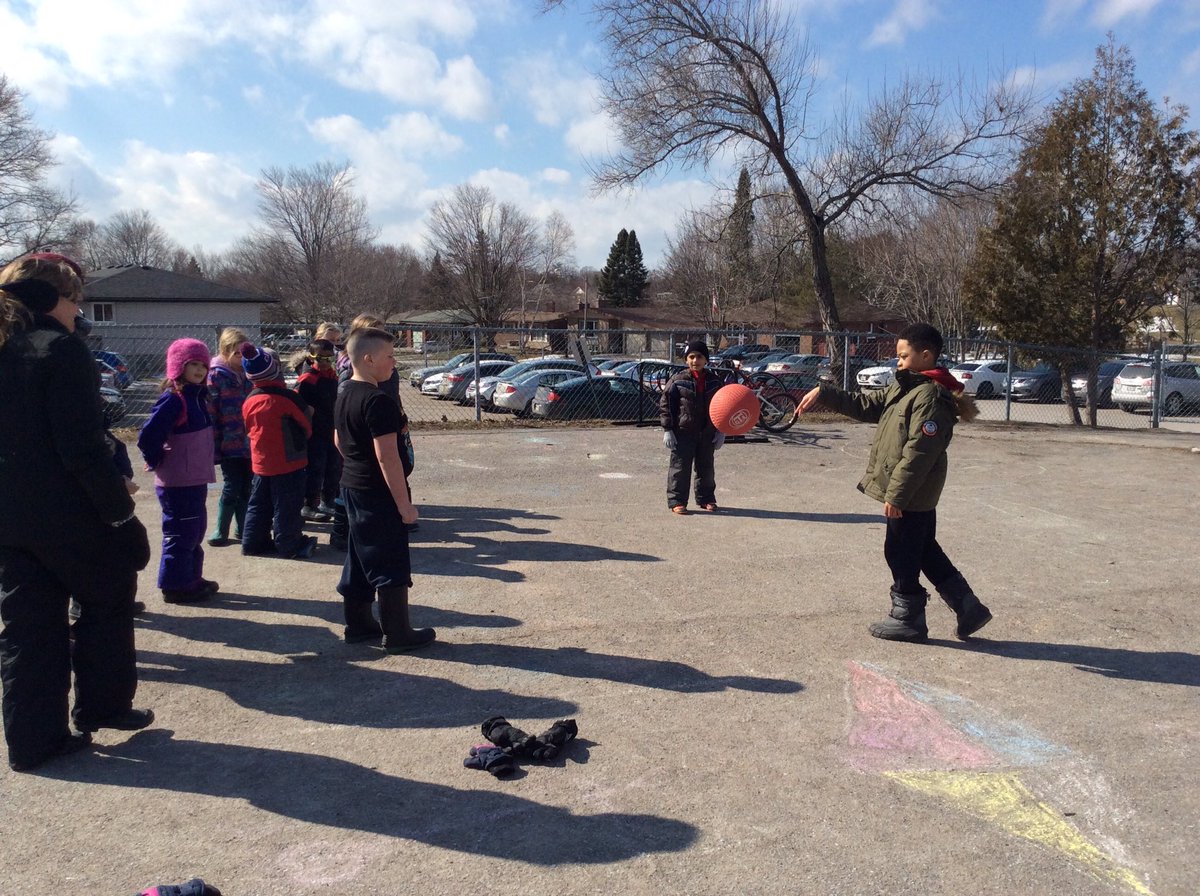 HighlandHtsPS's tweet photo. Monday's Outdoor Activity Day was lots of fun. @HealthyHighland @kprschools #outdoors #active #carnaval #KPRisAwesome https://t.co/Qite1JnQUe