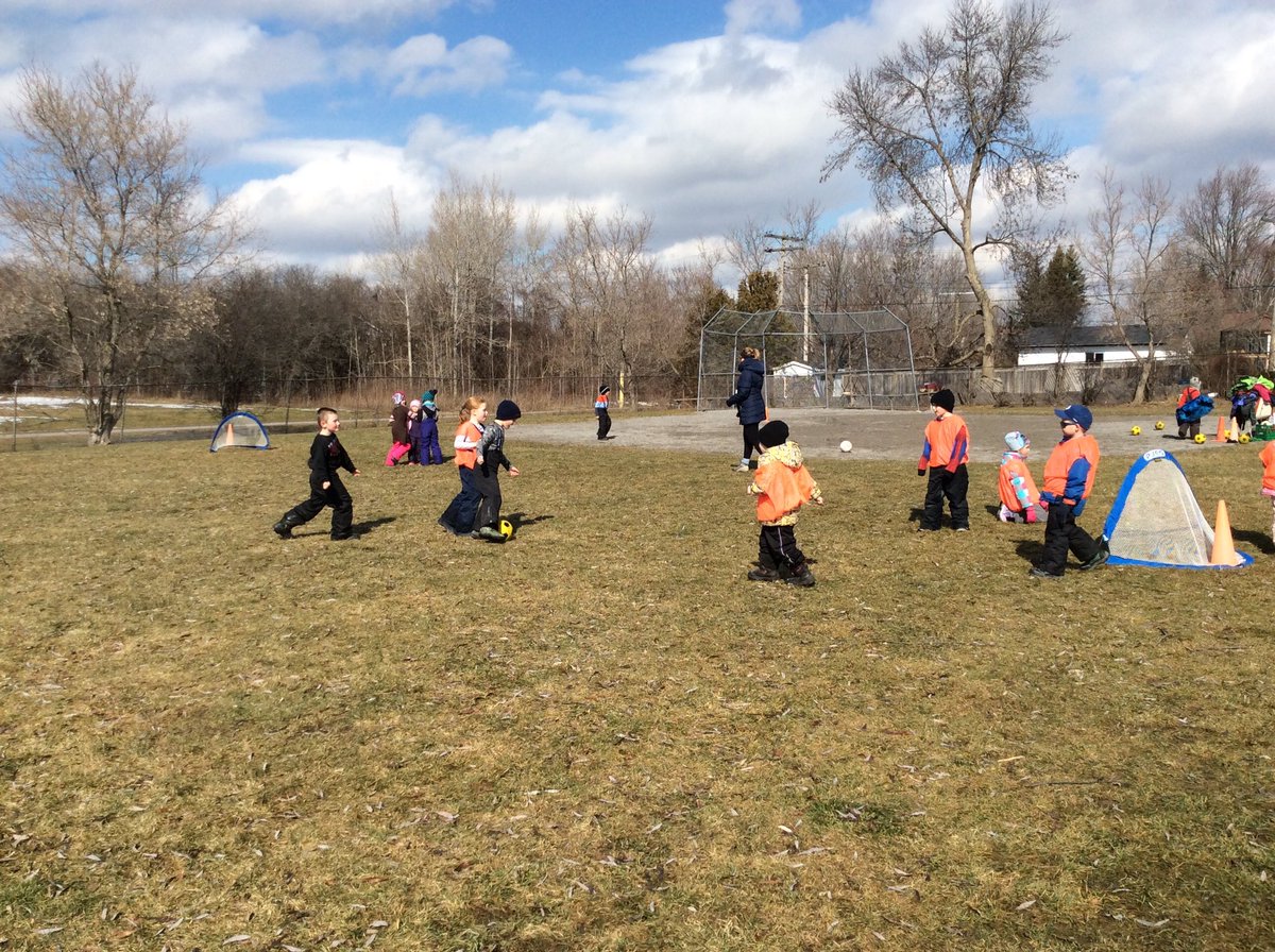 HighlandHtsPS's tweet photo. Monday's Outdoor Activity Day was lots of fun. @HealthyHighland @kprschools #outdoors #active #carnaval #KPRisAwesome https://t.co/kETZDDUjtg