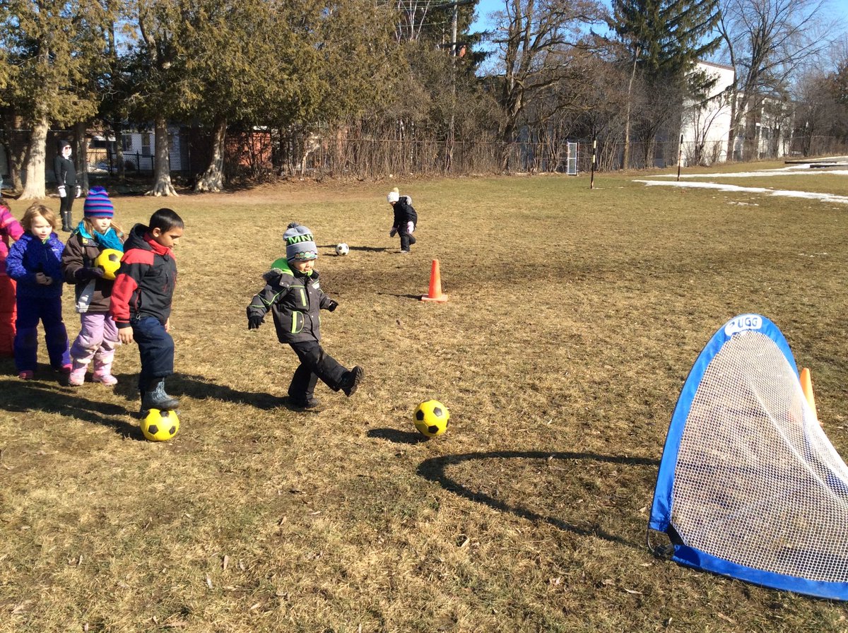 HighlandHtsPS's tweet photo. Monday's Outdoor Activity Day was lots of fun. @HealthyHighland @kprschools #outdoors #active #carnaval #KPRisAwesome https://t.co/ykTw1GB9nS
