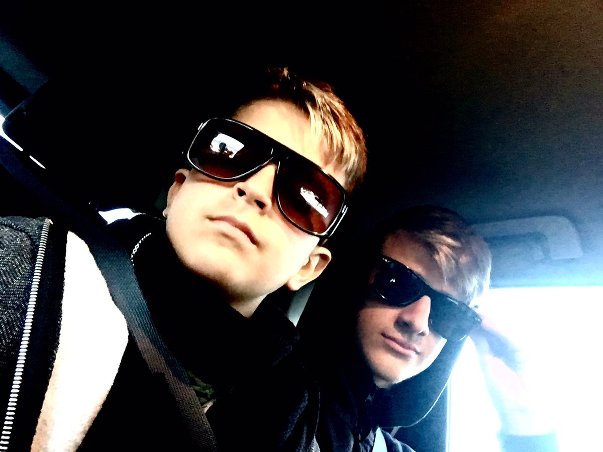 AdexeYNau's tweet photo. #BuenasTardes #naudexers aquí estamos de postureo... 😂😛 #ayn #adexeynau https://t.co/X5nfi1tcUF