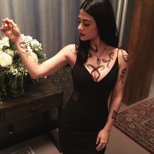 lovatoaffective's tweet image. essa mulher tá de parabéns todos os dias né mores #HappyBirthdayEmeraudeToubia