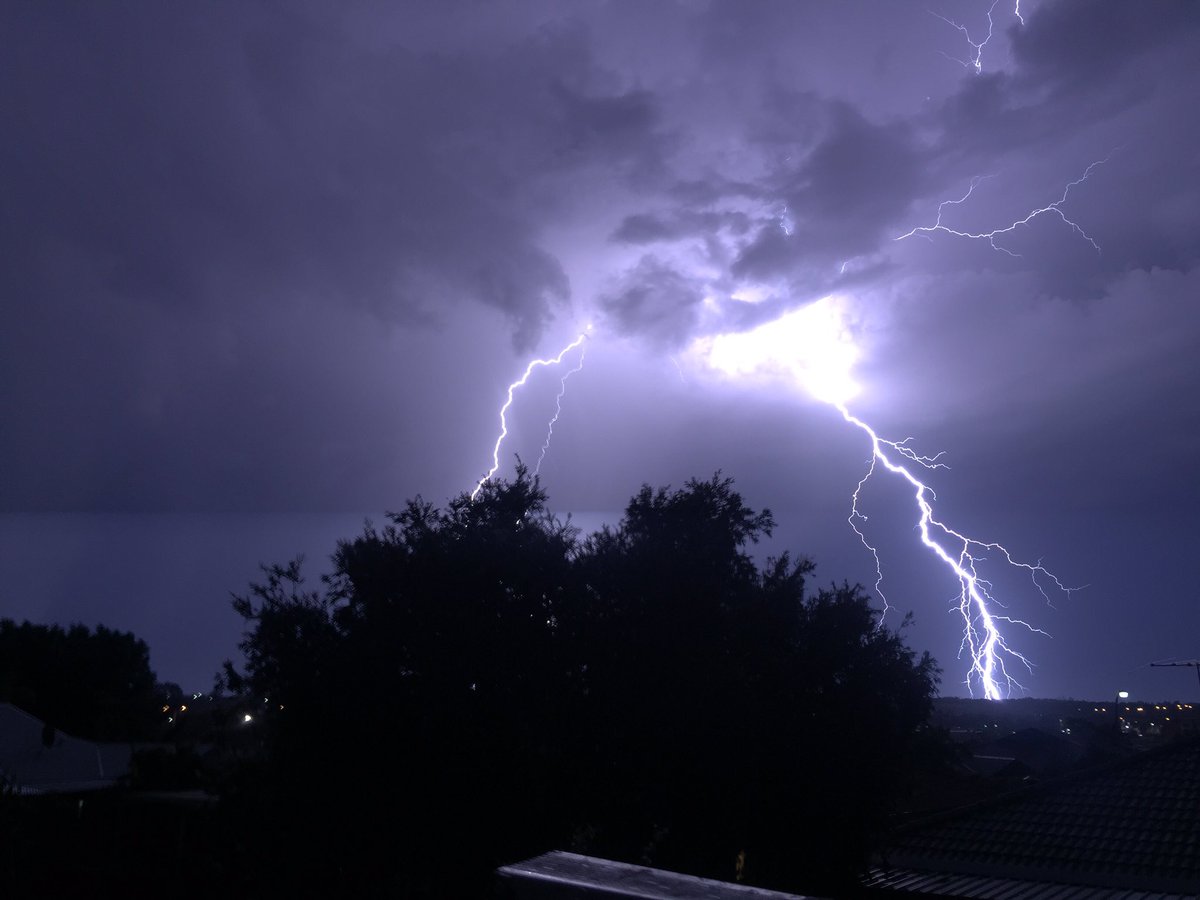 ADsMagic's tweet photo. My best photo for tonight #perthstorm #itsbeensolong https://t.co/QX8odl4GsS