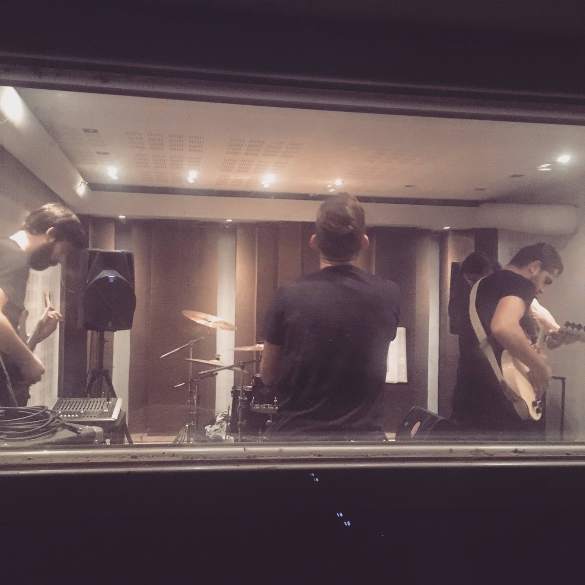 Fireballstudio's tweet photo. Paranoid reverb #rehearsing 

#fireballmusicstudio #music #production #studio #thessaloniki #greece #rehearsal #rehearsalstudion https://t.co/LLEelHmicO