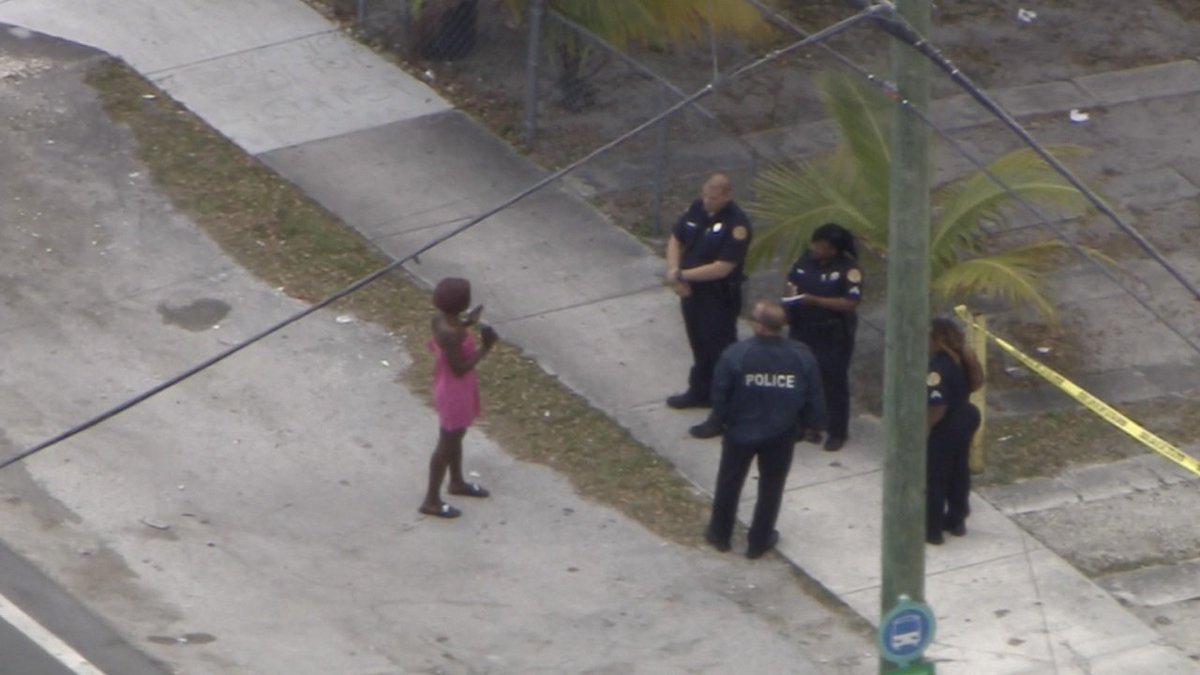 #BREAKING Edison Park K-8 Center on lockdown after shots fired in area bit.ly/2lrs1iy https://t.co/lzlLo4P2a6