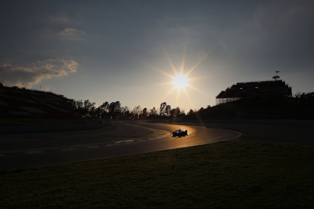 MercedesAMGF1's tweet image. The #W08 marches on... 💪

@LewisHamilton = 95 laps
@ValtteriBottas = 75 laps

170 laps in total on Day 3 in Barcelona 👊

#F1 #F1Testing