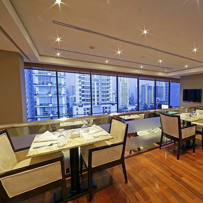 Un espacio relajante de primer nivel, el Club Lounge ofrece desayuno de cortesía, aperitivos en la tarde, y una gran selección de bebidas.