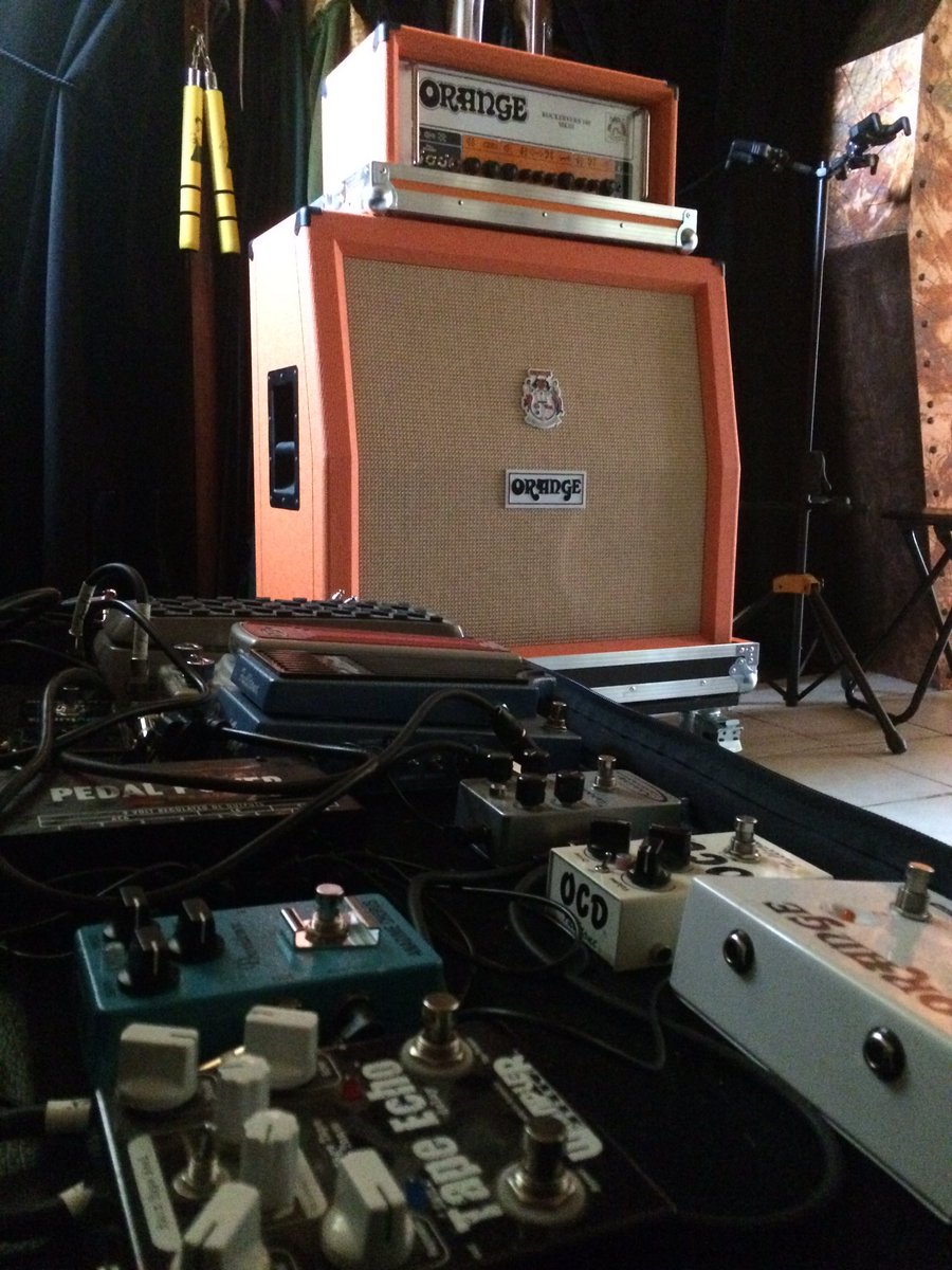 MagnesisBand's tweet photo. Enregistrement des guitares terminé ! #magnesis #progrock #neoprog #newCD #OrangeAmps https://t.co/N2gfQvzCME