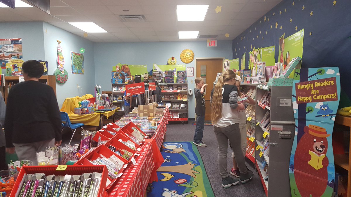 HollyannePutnam's tweet photo. Book Fair time! Whoo hoo! #azlearns #loveteaching @LibertyELaisd @KellaRogers https://t.co/m0NZBc0haU