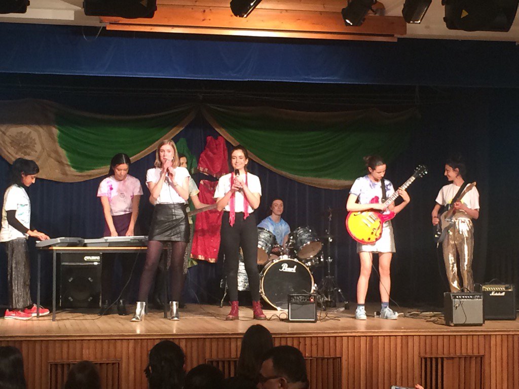 tiffingirls_sch's tweet photo. The #ragfest super group! https://t.co/1rh2MjEfGh
