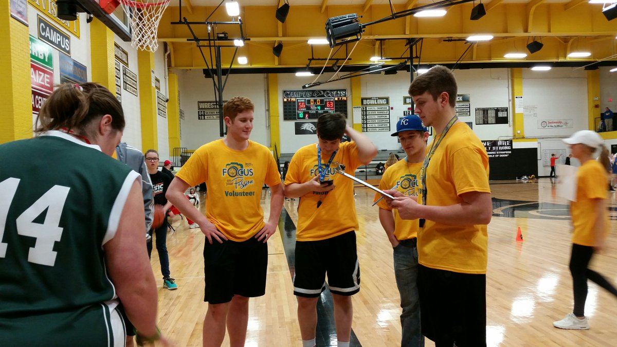 USD265_EHS's tweet photo. EHS bball players & NHS members volunteered at the Special Olympics Regional Bball Tourn. Volunteers & participants had a blast! #ehsfam1617 https://t.co/PH7dtsVm7O