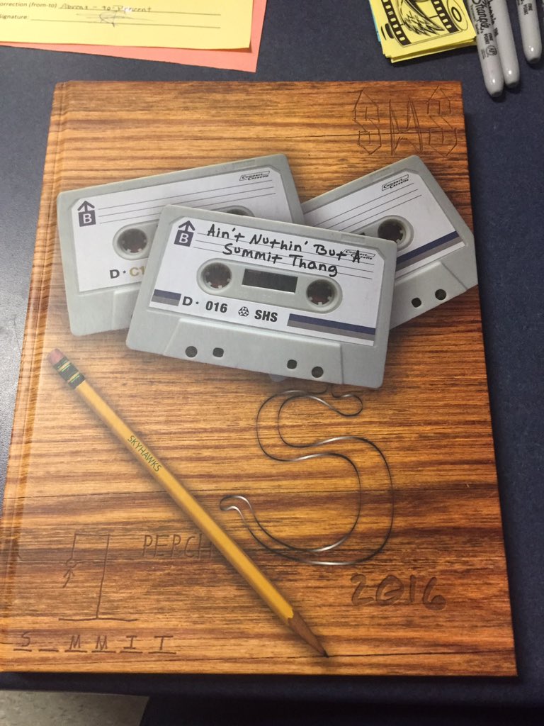 SkyHawkPro's tweet photo. How cool is this? Had my yearbook stolen when I let my classroom 2 a friend. #MrsTedder๐๐ผ gave me another copy #1stGradCalss #NoSignatures ๐ข https://t.co/SvDX5Stdni