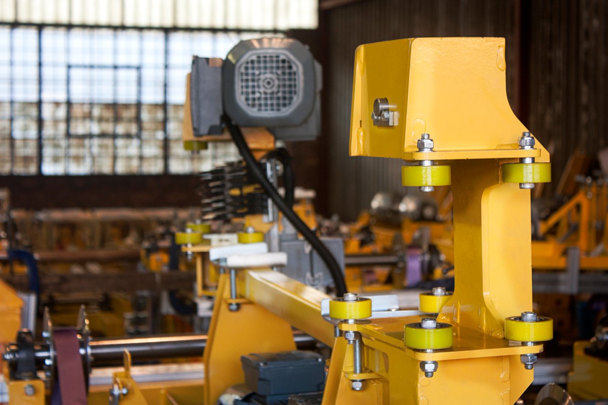 McCormickGlobal's tweet photo. The "Front Corner" conveyor consists of a 12 trolley buffer system, for @FordSouthAfrica. #engineering #innovation https://t.co/CYCrjmmYEg