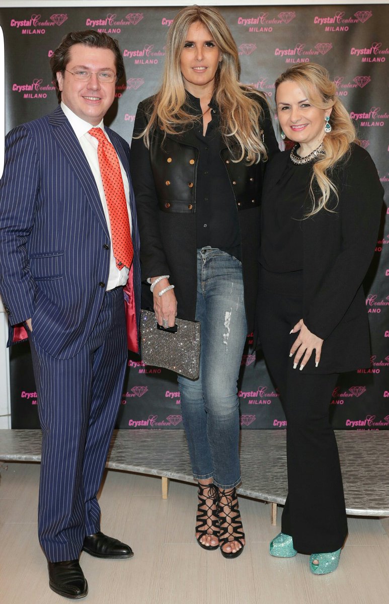 CrystalCMilano's tweet photo. Grazie all'amica @TizianaRocca per aver scelto un capospalla e una pochette di #swarovski di #CrystalCoutureMilano al Cocktail di Carnevale! https://t.co/2UzlCFPdYQ