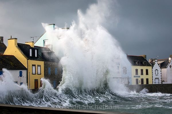 #Bretagne Incroyable scène de #tempete sur l'Ile de Sein ! 🌊💨🌊 © @bstichelbaut