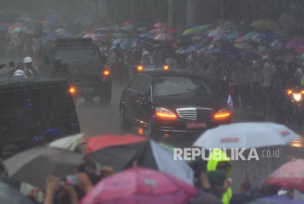 In Picture: Hujan Deras Sambut Kedatangan Rombongan Raja Salman di Bogor republika.co.id/berita/inpictu…