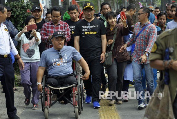 Emil: Trotoar Bukan Tempat Parkir dan Jualan nasional.republika.co.id/berita/nasiona…