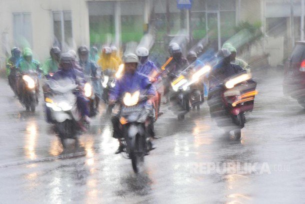 In Picture: Bersepeda Motor di Tengah Hujan republika.co.id/berita/inpictu…