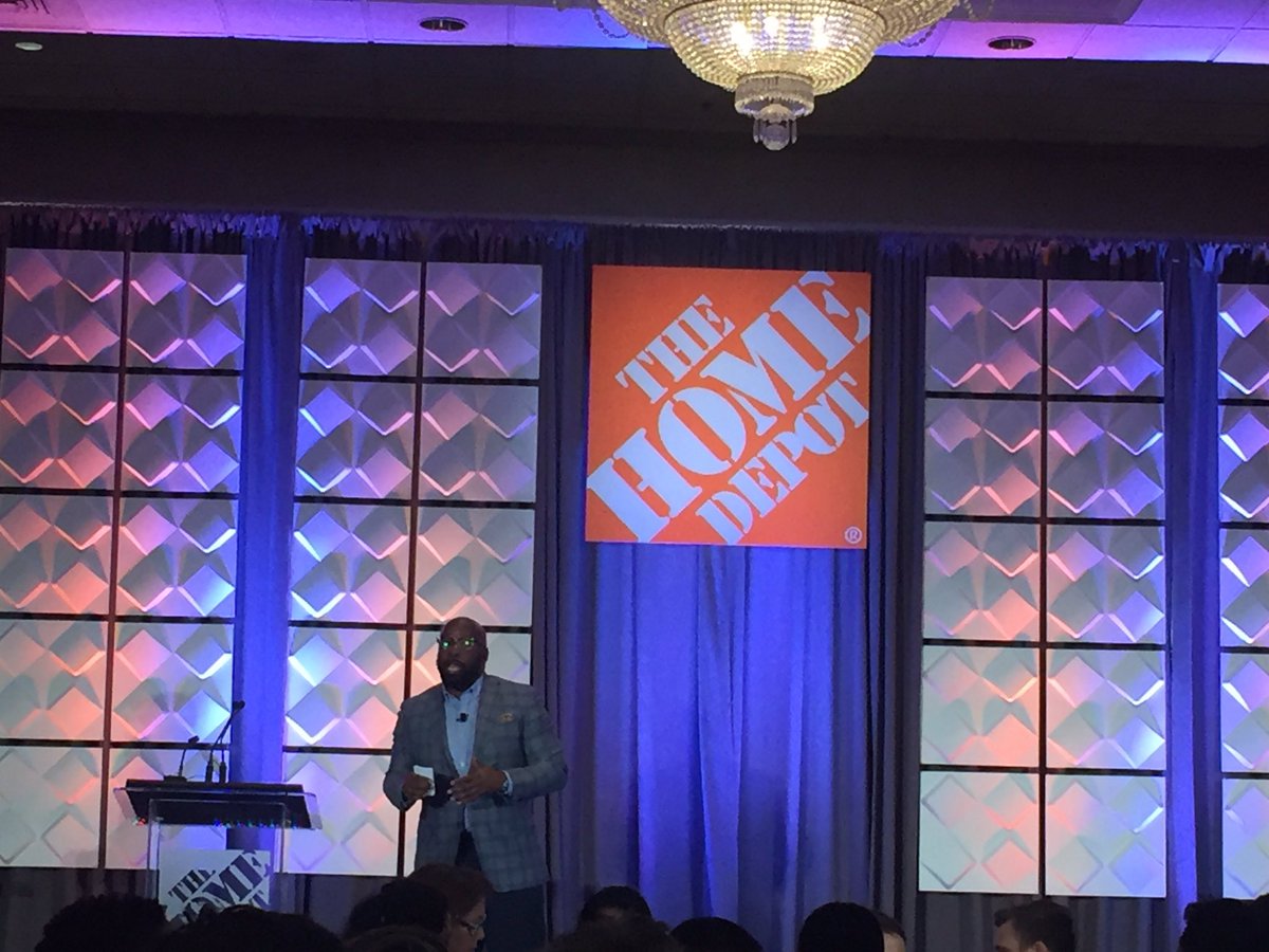 @Orangederrick doin' his thing at the 2017 Marketing and Online Managers Forum!