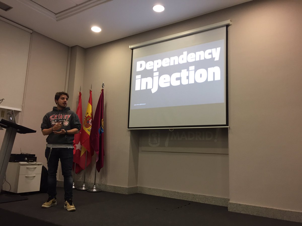 _David_Jorge's tweet image. #NSCoderMad Julián at stage!