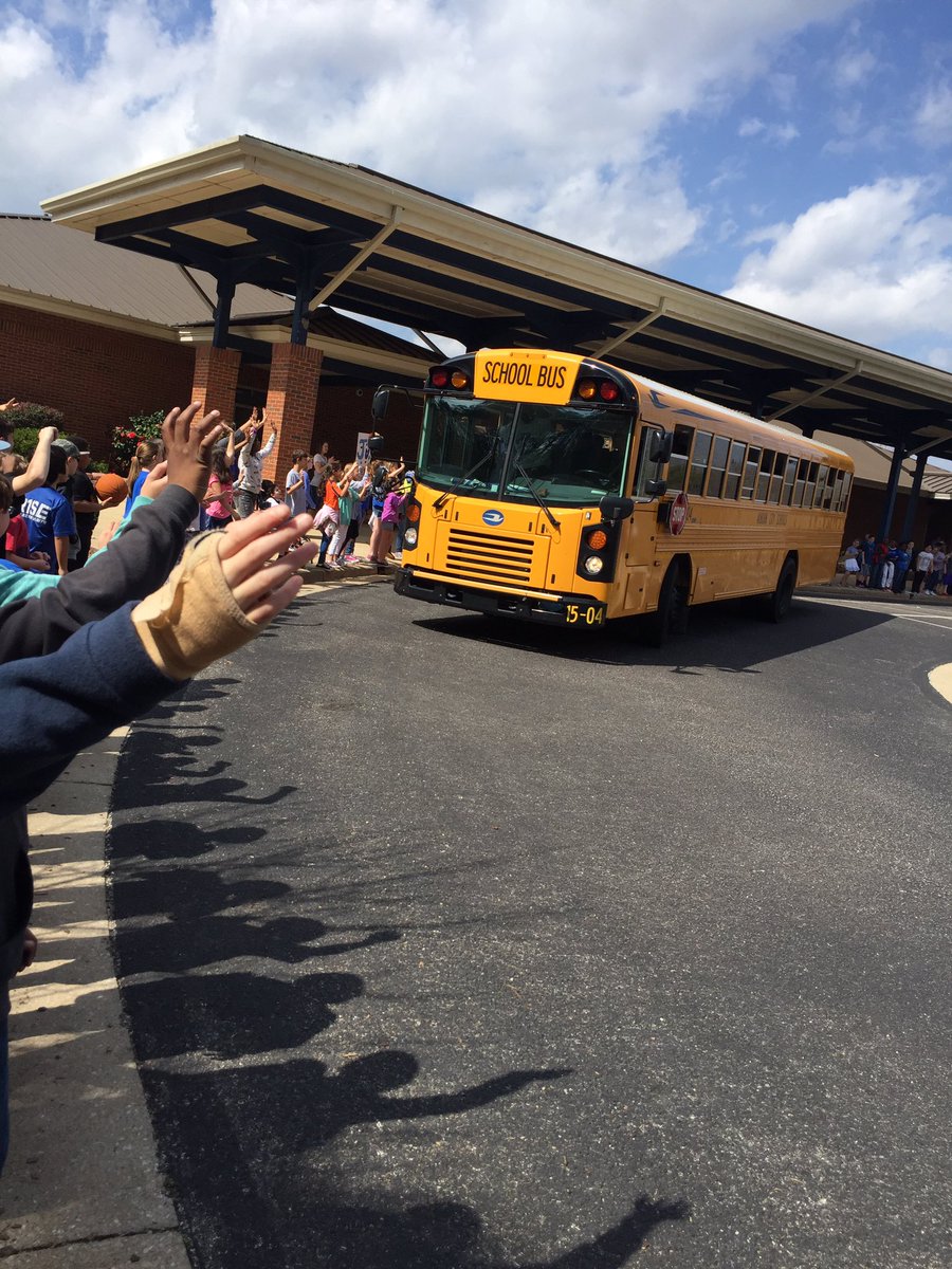 ShannonBrandt27's tweet photo. And they're off! #YarbroughKnights cheering for our @AHSAuburnTigers Basketball team on their way to Bham! #CelebrateAuburn #FinalFour https://t.co/E3aUe5TlfP