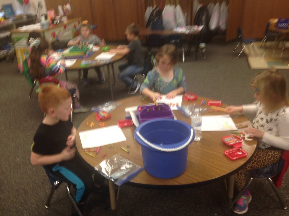 MrsRothKG's tweet image. Working hard on our goldfish graphs! Dr. Seuss fun! #WeAreMG #kmath