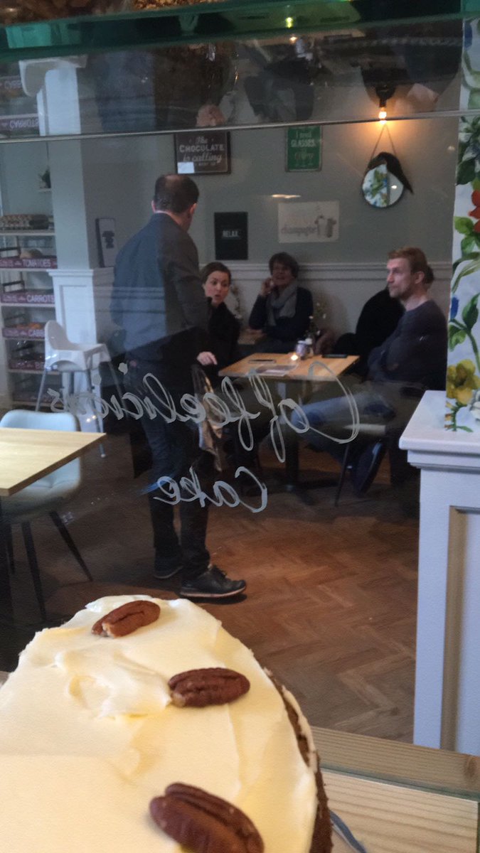 Zelfs op de openingsdag van <a href="/CoffeeliciousD/">Coffeelicious Bakery</a>  breda zitten ze vol!! Supergoed!