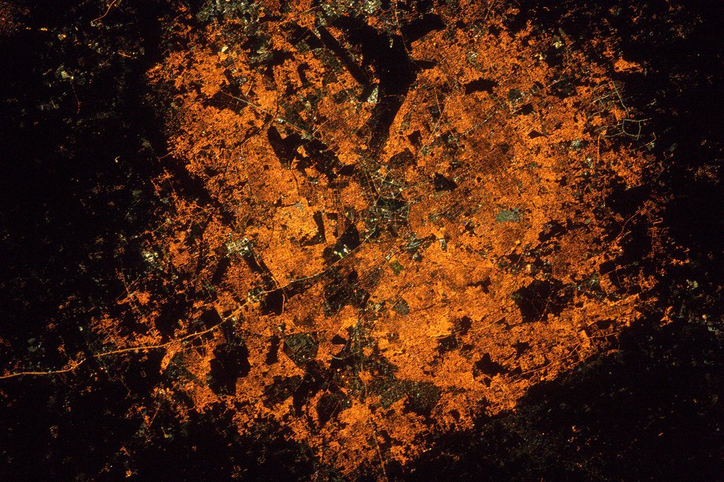 Thom_astro's tweet photo. Bangalore, in India. It's strange how cities at night all look so different 🇮🇳 https://t.co/4rZI3dbtYA #Proxima https://t.co/noKbrJciOG