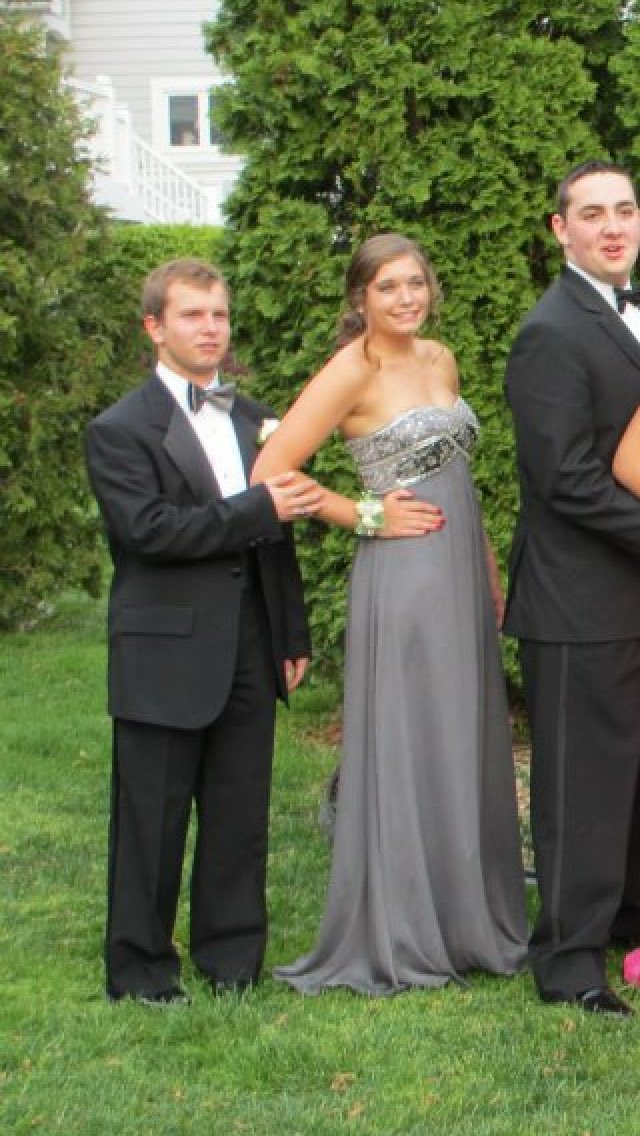 Jillmawee's tweet photo. Going through my friends old prom photos and find this #awkwardprompose 😂😂😂 https://t.co/yjjVVYInMf