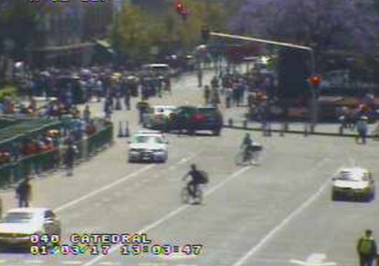 #PrecauciónVial cerrada la circulación en #PinoSuárez de circuito Plaza de la Constitución a  V. Carranza. #AlternativaVial 5 de Febrero