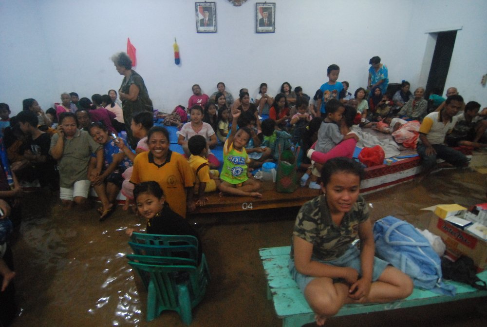 RahmatHydayanto's tweet photo. Korban Banjir Jombang Mulai Kelaparan, BPBD Buka Dapur Umum di Kantor Kecamatan https://t.co/2mkQ8eeHNz https://t.co/RmKIlYTWg7