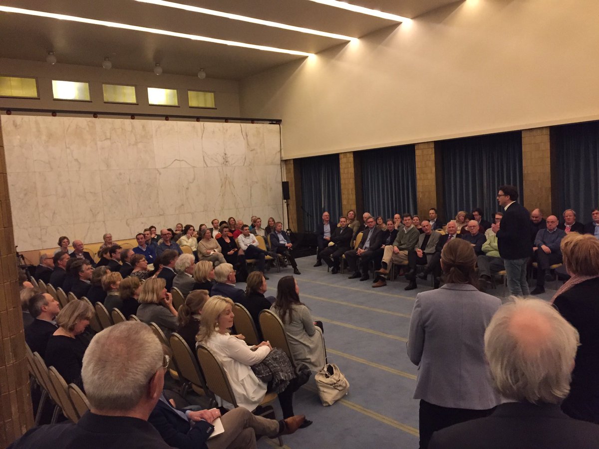 Volle bak voor <a href="/JeanineHennis/">Jeanine Hennis</a> in het Raadhuis van <a href="/GemeenteHsum/">Gemeente Hilversum</a>