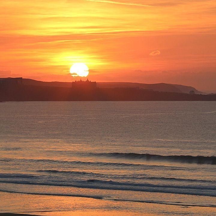 overthedune's tweet photo. Last rays. Last waves.

The golden hour is back. Now who's taking the fee for for swell af… https://t.co/7iAStTXLJy https://t.co/t7xrnhg4qo