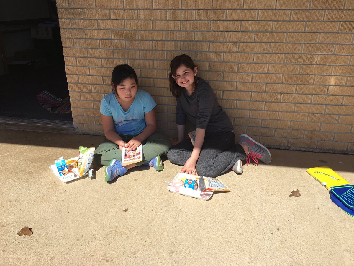 MrsBMontgomery's tweet photo. Lunch and learn! #publicschoolsweek #wceloveslearning https://t.co/w8lMSB7blT