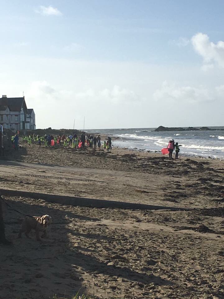 KWTGogledd's tweet photo. Ymdrech arbenning yn #Rhosneigr #Anglesey heddiw am #GwanwynGlanCymru 
Great effort for #SpringCleanCymru. @Rhosneigr_HL @DafyddHardy https://t.co/bnUtEH9qN7