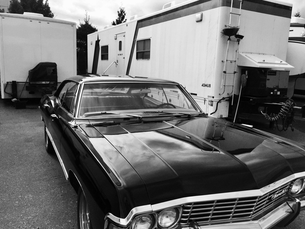 Trishymakeup's tweet photo. Baby chill'n outside of our trailer @cw_spn #spnfamily #makeup #hair https://t.co/ezZgpt0Ipk