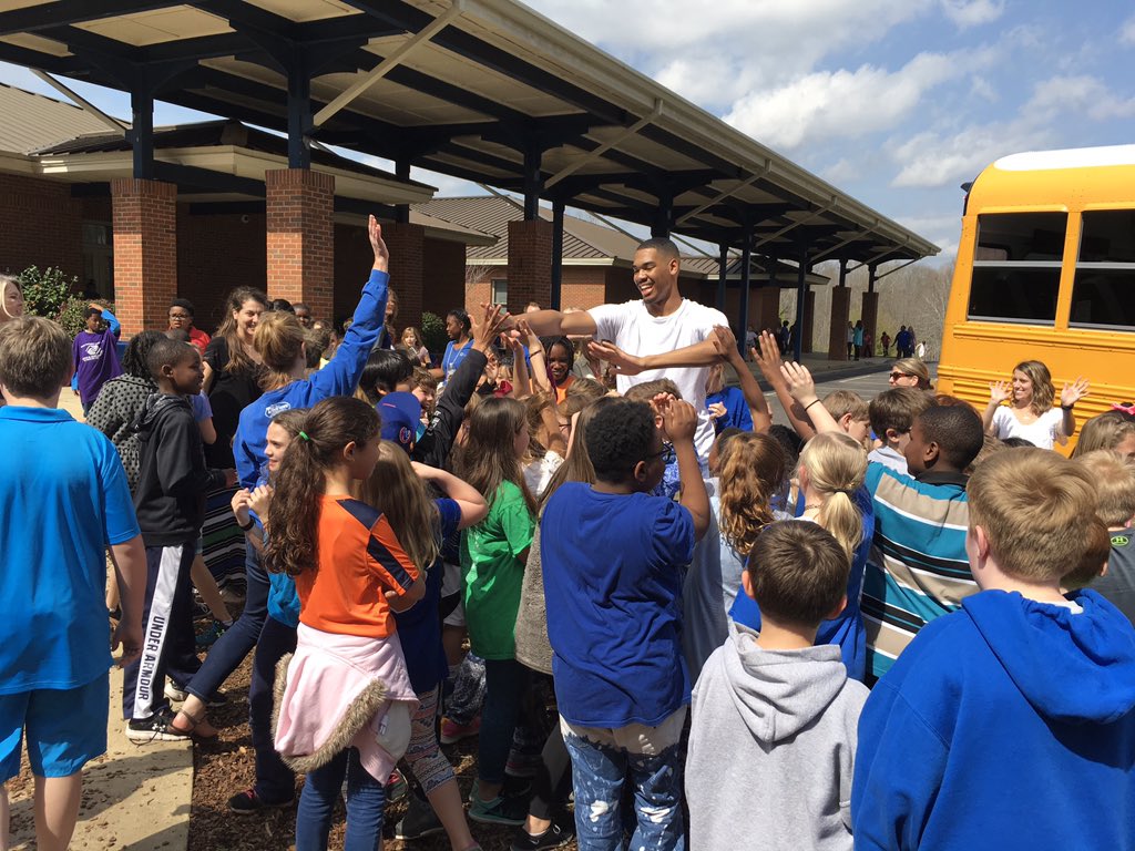 CatinaDay72's tweet photo. #YarbroughKnights #CelebrateAuburn A big THANK YOU to AHS Basketball Team and the coaches for stopping through at Y.E.S. https://t.co/wgCyLAIMrv