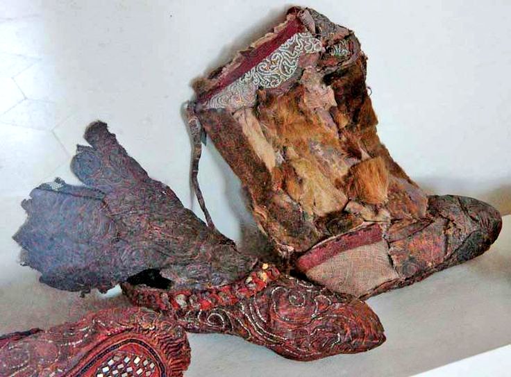 ticiaverveer's tweet photo. Scythian women's boots found preserved in Siberian ice  
c. 300 B.C. 
at the Altai Mountains 
#WomensHistoryMonth 
https://t.co/98Ga0rHzkc https://t.co/NlxCHjGPz5